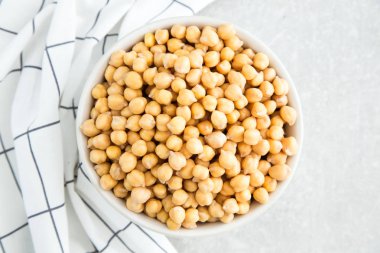 Pişmiş nohut bir kupa. Nohut besleyici besindir. 