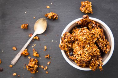 Sağlıklı kahvaltı. Taze gevrek, müsli cam kavanozda. 