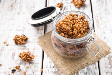 Sağlıklı kahvaltı. Taze gevrek, müsli cam kavanozda. 
