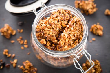 Sağlıklı kahvaltı. Taze gevrek, müsli cam kavanozda. 