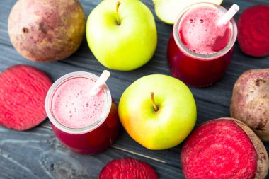 Sağlıklı taze Detoks pancar ve elma suyu cam