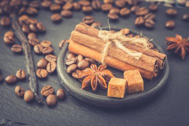 Kavrulmuş kahve çekirdekleri arka plan. Kahve çekirdekleri ile kopya fo uzay