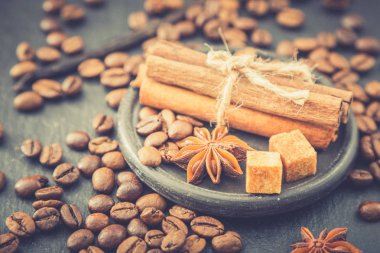 Kavrulmuş kahve çekirdekleri arka plan. Kahve çekirdekleri ile kopya fo uzay