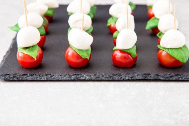 Caprese salatası. domates ve Fesleğenli mozzarella şiş. 