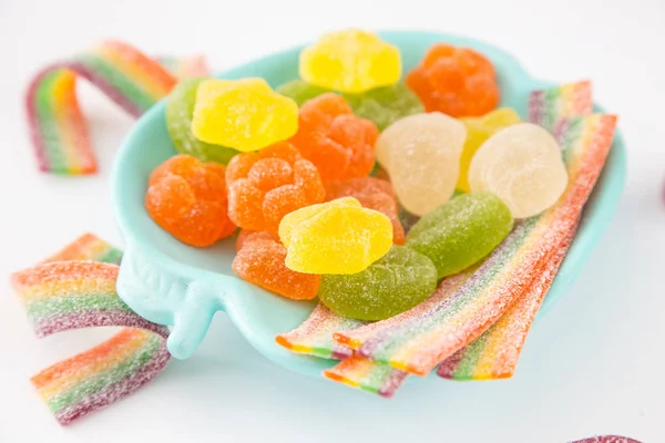 Süßigkeiten Hintergrund. bunte Bonbons im Teller auf hellem Hintergrund — Stockfoto