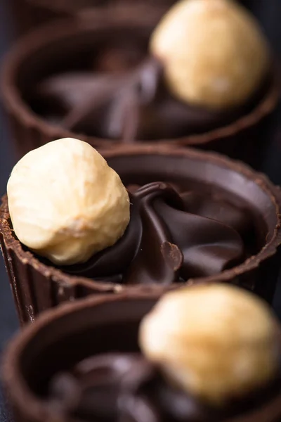 Close-up de chocolate. vários pralinos de chocolate — Fotografia de Stock