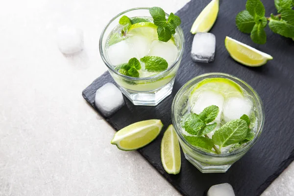 Δροσιστικό καλοκαίρι mojito λεμονάδα σε ένα ποτήρι κρύο — Φωτογραφία Αρχείου