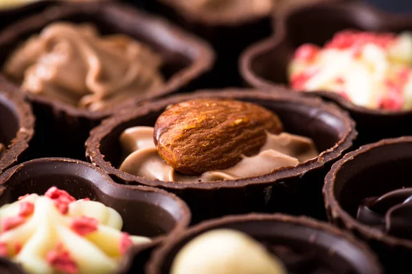 Diferentes tipos de chocolates de cerca. varios pralinés de chocolate — Foto de Stock