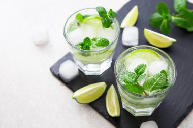 Soğuk bir bardak limonata mojito yaz yenileme 