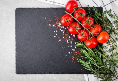 otlar ve baharatlar ile taze kiraz domates