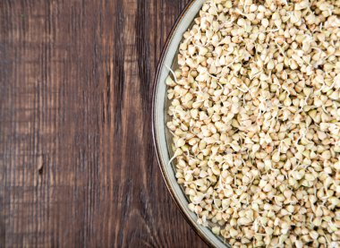 Taze yeşil buğday filizi kaşık Closeup içinde. 