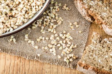 Taze yeşil buğday filizi kaşık Closeup içinde. Organik çiğ sağlıklı Vegan diyet.  