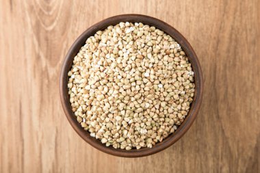 ahşap masa üzerinde yeşil buğday. Sağlıklı beslenme kavramı gıda