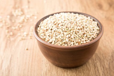 ahşap masa üzerinde yeşil buğday. Sağlıklı beslenme kavramı gıda