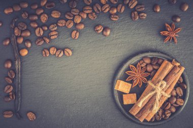 Kavrulmuş kahve çekirdekleri arka plan. Kahve çekirdekleri ile kopya alanı metin için