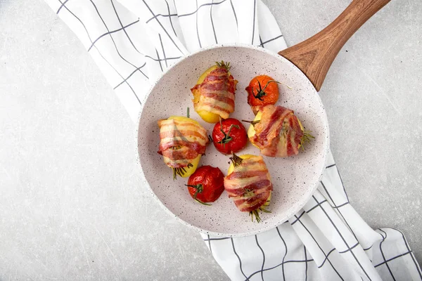 Bratkartoffeln mit Speck, Tomaten und Rosmarin. — Stockfoto