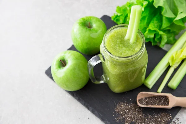 Blended green smoothie with ingredients. Superfood, detox — Stock Photo, Image