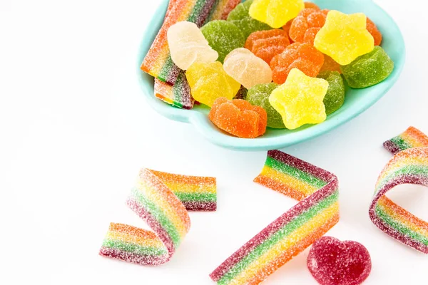 Süßigkeiten Hintergrund. bunte Bonbons im Teller auf hellem Hintergrund — Stockfoto