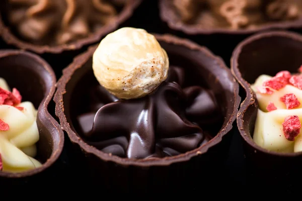 Diferentes tipos de chocolates de cerca. varios pralinés de chocolate —  Fotos de Stock