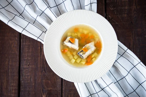 Sopa de pescado fresco con lucio y verduras en un plato blanco — Foto de Stock