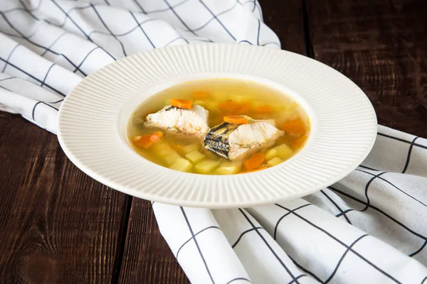 Sopa de pescado fresco con lucio y verduras en un plato blanco — Foto de Stock