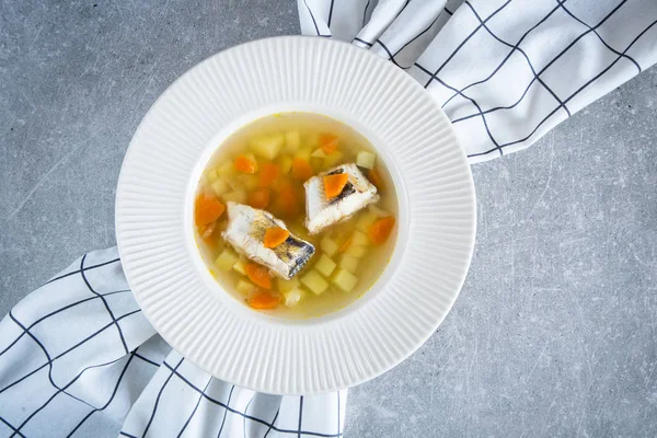 Sopa de pescado fresco con lucio y verduras en un plato blanco — Foto de Stock