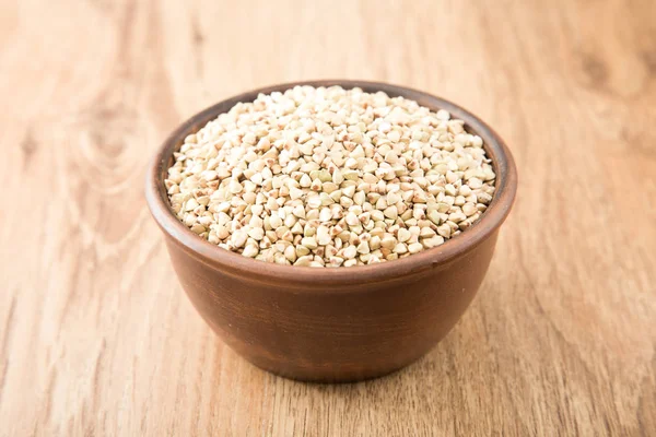 Gröna bovete på träbord. Hälsosam kost konceptet mat — Stockfoto