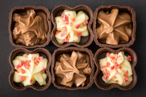 Vista superior de varios pralinés de chocolate. Dulces de chocolate, trufa — Foto de Stock