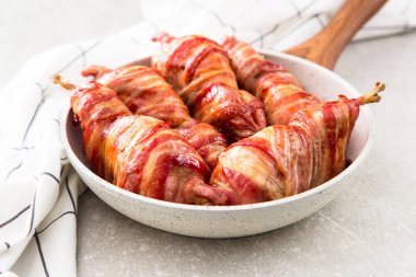 fırında bıldırcın pastırma bir tavada baharatlar ile sarılmış