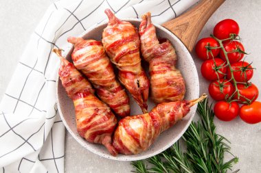 fırında bıldırcın pastırma bir tavada baharatlar ile sarılmış