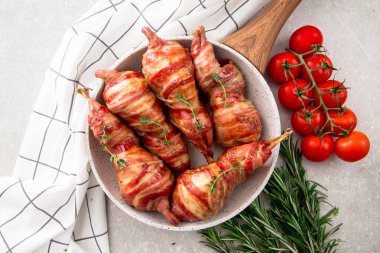 fırında bıldırcın pastırma bir tavada baharatlar ile sarılmış