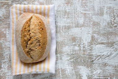 Taze ekmek masada. Metin alanı olan Üstten Görünüm