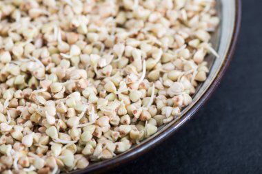 Taze yeşil buğday filizi kaşık Closeup içinde. 