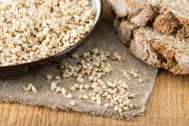 Taze yeşil buğday filizi kaşık Closeup içinde. 