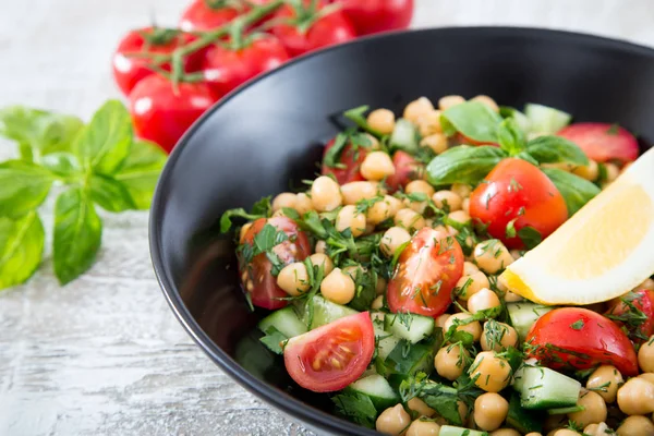 Verse Vegetarische Salade van kikkererwten en groenten — Stockfoto