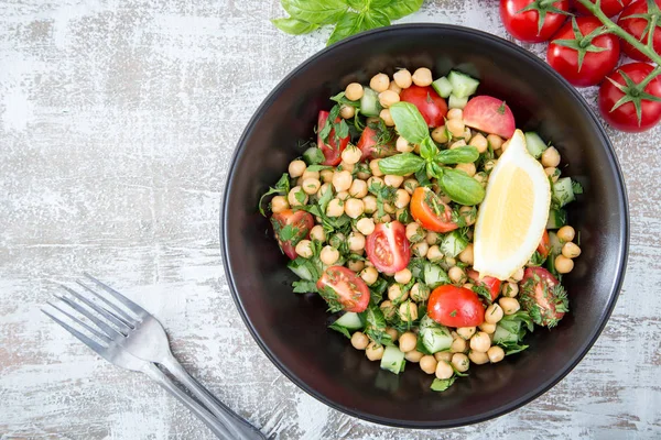 Verse Vegetarische Salade van kikkererwten en groenten — Stockfoto