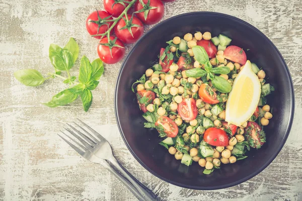 Verse Vegetarische Salade van kikkererwten en groenten — Stockfoto