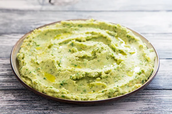 Hummus de aguacate saludable con aceite de oliva. concepto vegetariano . — Foto de Stock