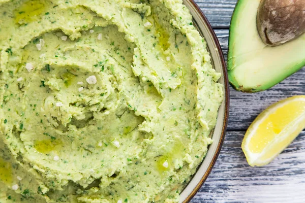 Healthy avocado hummus with olive oil. vegetarian concept. — Stock Photo, Image