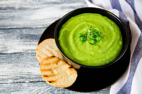 Sopa de puré casera con guisantes verdes y micro verduras . — Foto de Stock