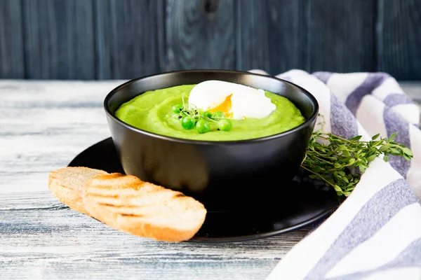Sopa de purê caseira com ervilhas verdes e micro verdes . — Fotografia de Stock
