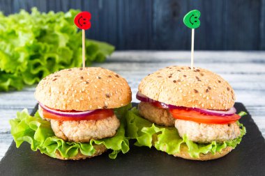 Marul ve domates ile sağlıklı ev yapımı hindi Burger. seçici odak.