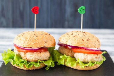 Marul ve domates ile sağlıklı ev yapımı hindi Burger. seçici odak.