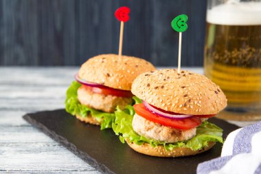 Marul ve domates ile sağlıklı ev yapımı hindi Burger. seçici odak.