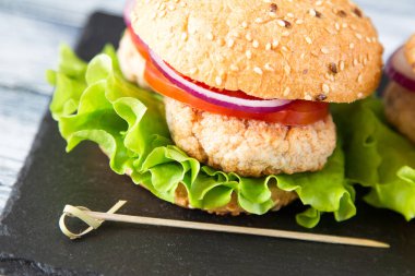 Marul ve domates ile sağlıklı ev yapımı hindi Burger. seçici odak.