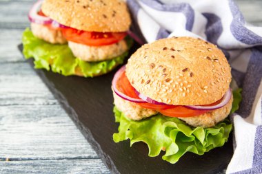 Marul ve domates ile sağlıklı ev yapımı hindi Burger. seçici odak.