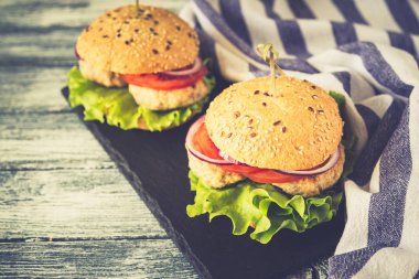 Marul ve domates ile sağlıklı ev yapımı hindi Burger. seçici odak.