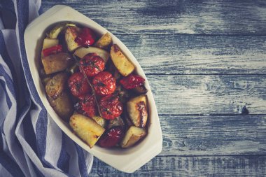 kavrulmuş sebze seramik bir tencerede. closeup görünümü, seçici odak.