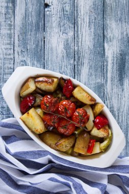 kavrulmuş sebze seramik bir tencerede. closeup görünümü, seçici odak.