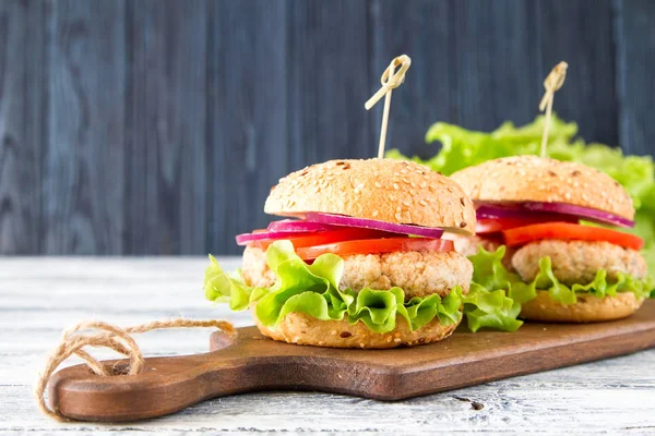 Marul ve domates ile sağlıklı ev yapımı hindi Burger. seçici odak.